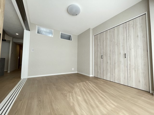 大切なお子さまを見守りやすい引き戸の洋室は、子ども部屋としても。　