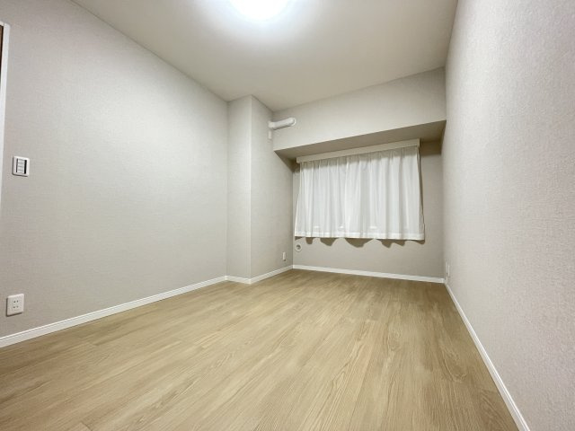 リビングから離れた洋室は、静かに休める寝室にピッタリ。　