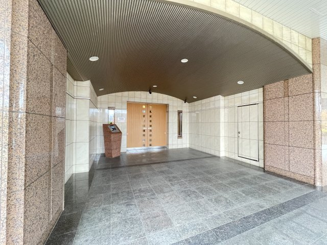 マンションの顔でもある、高級感漂うエントランス。　