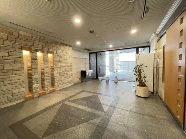 明るく広々としたエントランスが迎えてくれます。　