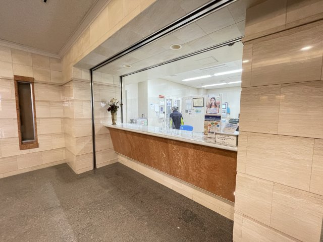 オートロックに加え管理人室もあり、防犯面でも安心のエントランス。　
