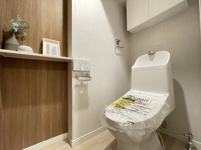 温水洗浄便座付きの清潔感あるトイレは、落ち着いた空間に。　