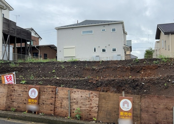 土地の形が極端に長細かったり、狭小地、あるいは道路との高低差がある傾斜地だった場合、後々売ろうとしても買い手がつかない場合もあります。後々、売却することになった時に価値の下がらない土地を選びましょう。