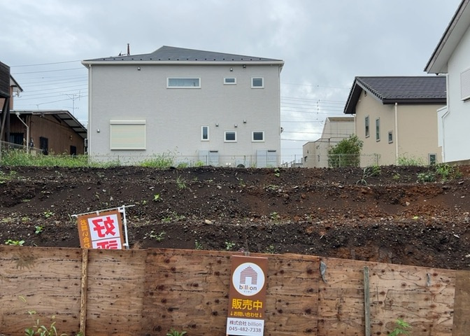 土地の面積＝住宅面積ではありません。建ぺい率の問題などで、土地のある場所によって住宅を建てられる面積は限られています。高さもしかり、「土地」という言葉の中には、建築条件も含まれると考えておきましょう。
