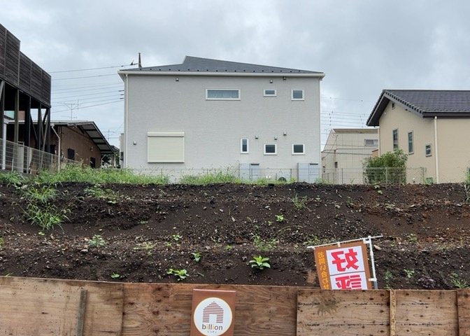 家を建てる場合、方位は要チェックです。現実的に日当たりのよい家ならばリビングは南側、建築基準法でも北側に当たる家への配慮は求められています。土地を見学に行く際は、方位磁針を持って行くようにしましょう。