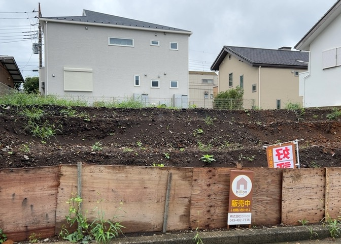 現地に行くなら、物件の周囲の地形がどうなっているかを見ることも大切です。周辺より低くなっている土地では、大雨などで水が集まりやすいため、地盤が弱くなっているということも考えられるため、注意が必要です。
