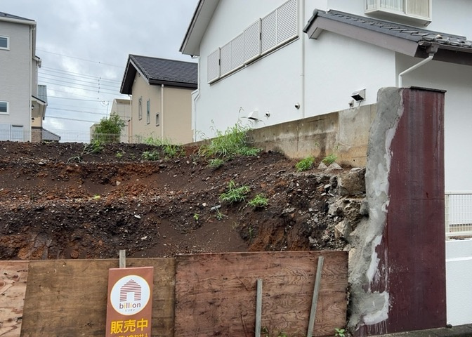土地購入を検討されている場合、境界杭がない状態で購入してしまうと境界確定測量をする必要があり、費用がかかります。購入の前に、売主、隣土地所有者立ち合いのもと境界を確定し境界杭を設置するのがベストです。