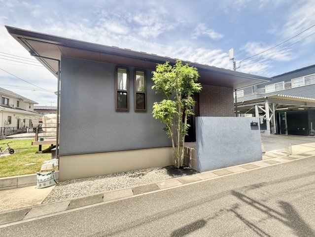 南東側協定道路のため陽当り良好！広々とした敷地約73坪・南西側には陽当り良好なお庭付き！2(3)LDK・フリースペース付きの平屋建！水回りの集中した家事ラク動線です！駐車スペース2台可(車種による)！