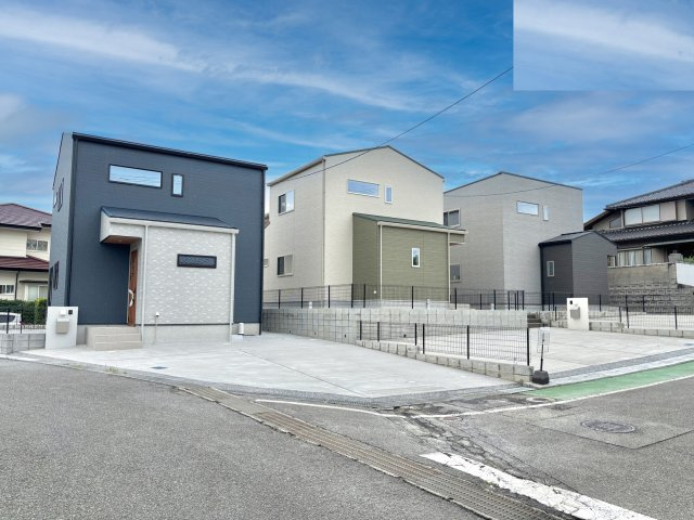 前面道路です。角地です。幅員は、北6.0m、東6.0m。駐車が苦手な方も安心です。　撮影：10/3
