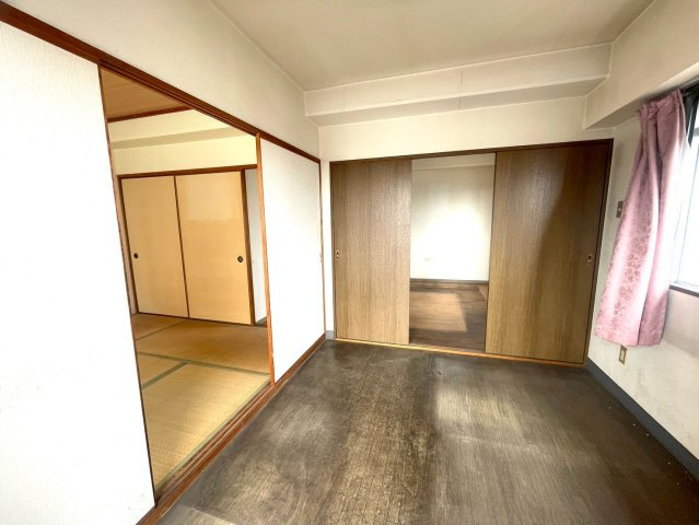 バルコニーに接しているお部屋は開放感たっぷりで、家族のくつろぎ空間や来客用としても活躍。南向きの大きな窓からは室内隅々まで明るい陽射しが降り注ぎ、心地よい風が吹き抜けます。
