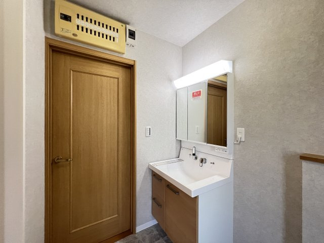 ゆとりある洗面空間で朝の準備も快適