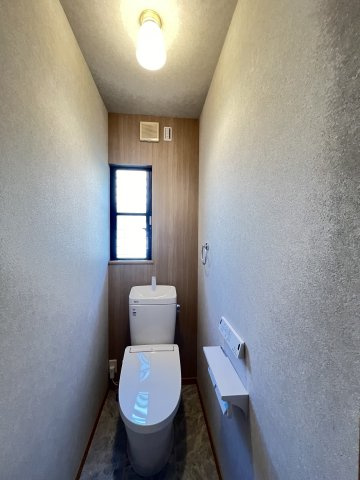 落ち着いた空間の温水洗浄トイレ