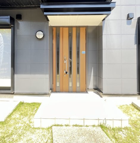 雨の日も安心の屋根付き玄関ポーチ