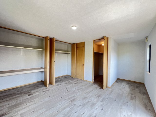 収納たっぷり広くて明るい寝室