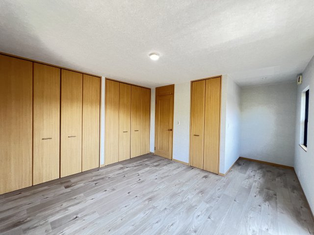 大容量収納付きでお部屋すっきり使える寝室