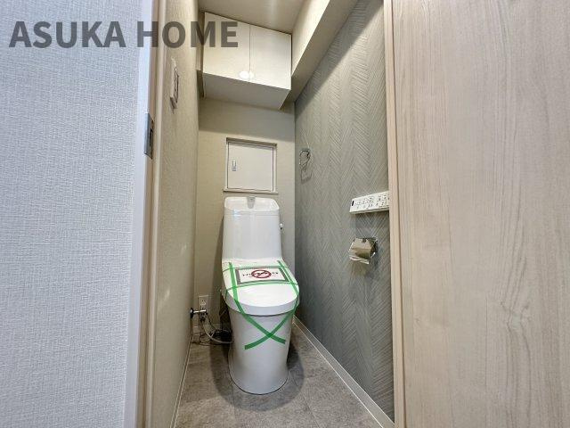新規交換済♪温水洗浄便座のトイレ設備です。トイレ上部にはあると便利な吊戸棚を設置！
