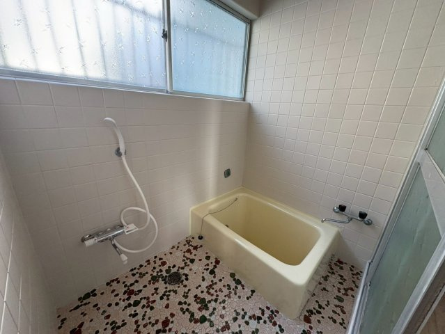 窓付きで明るく換気もしやすい浴室です。ゆったりとした浴槽で一日の疲れを癒せます。シンプルで清潔感のある内装に加え、シャワー設備も整っており使い勝手良好です。快適なバスタイムをお楽しみいただけます。