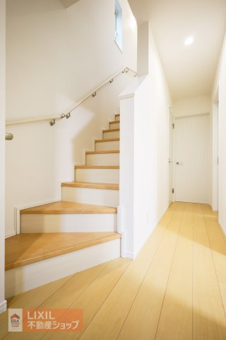 【内装】現地完成写真。階段は手すりもあり妊婦さんからお子様や高齢者も安心です。