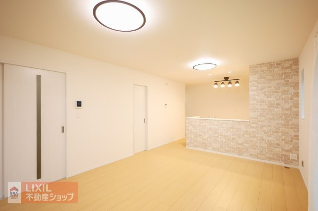 【リビングダイニング】現地完成写真。家族で過ごせるくつろぎの空間