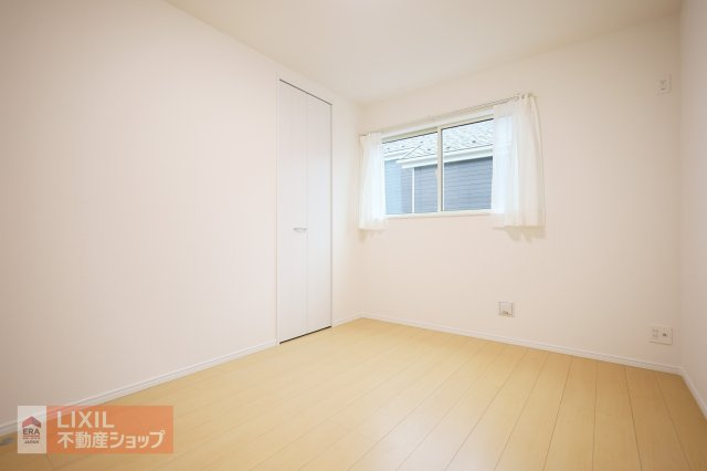 【寝室】現地完成写真。明るい採光の入る主寝室です。