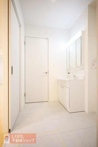 【脱衣所】現地完成写真。洗面脱衣所はゆったりとしたスペースで使いやすいです。