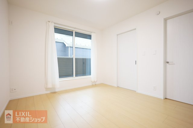 【洋室】現地完成写真。陽当たりや通風が心地よい洋室♪