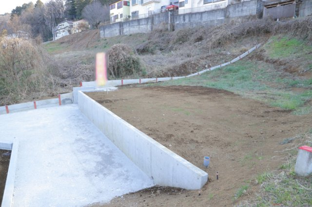 土地購入を検討されている場合、境界杭がない状態で購入してしまうと境界確定測量をする必要があり、費用がかかります。購入の前に、売主、隣土地所有者立ち合いのもと境界を確定し境界杭を設置するのがベストです。