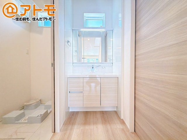 洗面所って朝に混み合いませんか？広々とした脱衣所、3面鏡の独立洗面台で朝の時間を少しお手伝い♪