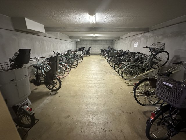 自転車が雨風にさらされない駐輪場は、嬉しいですね。