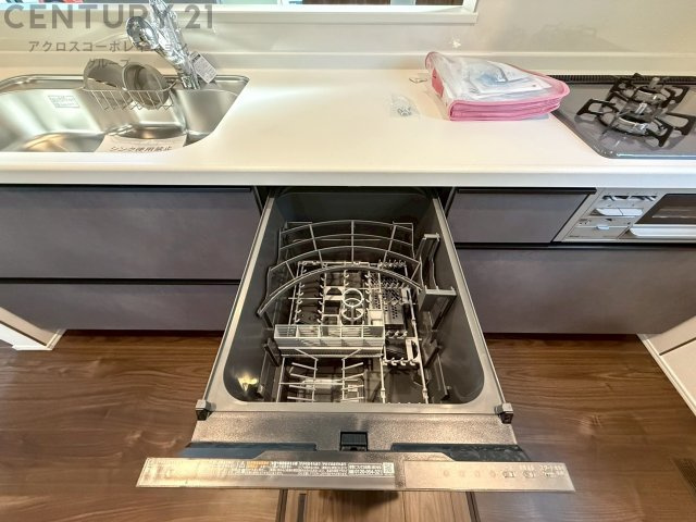 食器洗浄乾燥機は手洗いに比べて時間や労力を節約できます。また、高温のお湯で洗浄されるため、雑菌や細菌を殺菌する効果もあります。さらに、乾燥機能があるため、手で拭く手間も省け衛生的に保管できます。