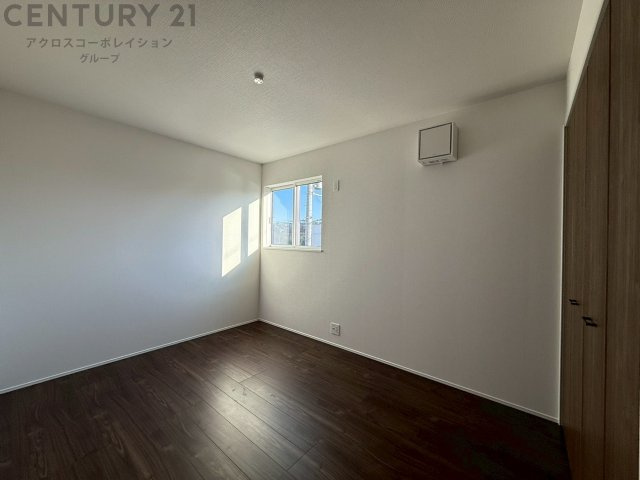 寝室…リラックスできるプライベート空間で、快適な睡眠をサポート。個人の好みに合わせたインテリアや寝具で心地良さを追求。プライベートな時間を過ごし、リフレッシュする場所におすすめです。