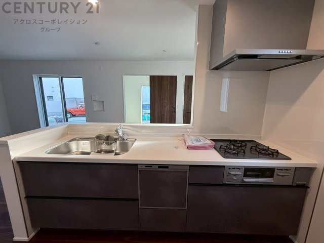 シンプルなデザインと使いやすさを兼ね備えた対面式システムキッチンは、効率的な作業スペースを提供し、家族やゲストとのコミュニケーションを促進します。