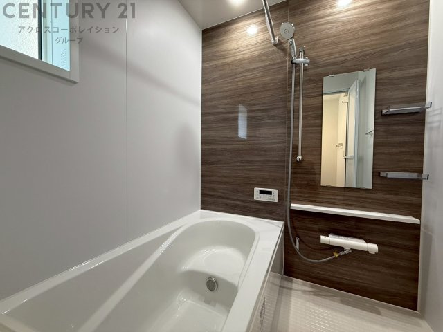 気密性と断熱性に優れ、外気の影響を受けにくく、浴室内の温度を一定に保ちやすいです。特に冬場は、暖房効率が高まり、快適なバスタイムを過ごせます。