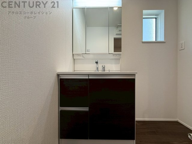 化粧品や洗顔料、歯ブラシなどの必需品をまとめて置ける収納スペースがあり、使用するたびに取り出す手間が省けます。また、水回りのため、濡れても大丈夫な素材が使用されており、お手入れが簡単です。