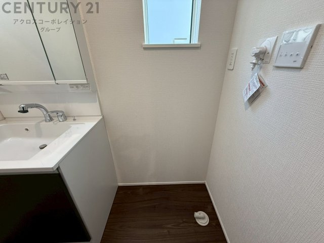 洗濯物の仕分け作業がしやすく、整理整頓が容易になります。洗濯音や湿気を他の部屋に持ち込まず、生活環境を快適に保ちます。上部を活用すれば収納スペースを確保でき洗剤や洗濯用品の整理もしやすくなります。