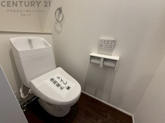 温水洗浄便座付トイレは温水洗浄機能により、暖かい水でおしりを洗浄することができ、冷たい水を使う従来の便座に比べ、温水洗浄機能で暖かいトイレを提供し、快適な使用を可能にします。