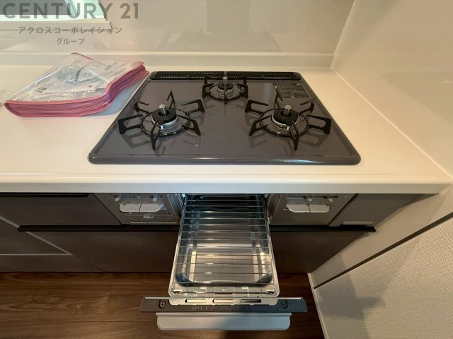 多数の調理器具を同時に使用でき、料理の効率化が可能。省エネで節約になり、様々な料理スタイルに適応できます。また、火力調整が独立しており、手入れや掃除もしやすく、今よりもっとお料理が楽しくなるかも。