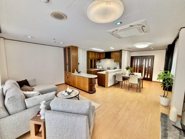 鉄骨造3階建・全居室6帖以上・全居室に収納がある5LDK！2階に水回りの集中した家事ラク動線！2026年3月リフォーム！駐車スペース2台可！1階自動防犯シャッター！