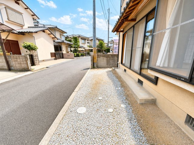建物横にはスペースが確保されており、ちょっとした資材置き場やガーデニングスペースとしても活用可能です。戸建てならではの余白を活かし、自由度の高い使い方ができる点も魅力となっています。