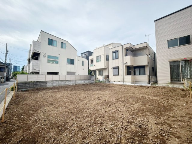 南道路に面した日当たり良好な整形地！間取り変更が可能なフリープランに対応しており、開放感溢れる広いLDKや家族の理想を詰め込んだ邸宅を建築できます。