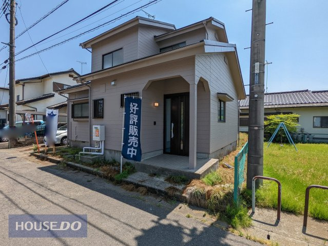 玄関ポーチには屋根があり、雨の日の出入りもスムーズ。