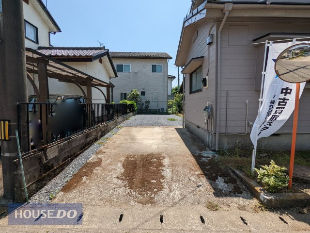 前面道路からの出入りがしやすく、毎日の通勤や送り迎え、お買い物にも便利な駐車場です