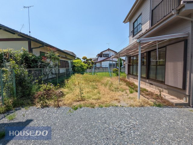 広々としたお庭スペース！テラス屋根付きで、雨の日でも洗濯物が干しやすく便利です。