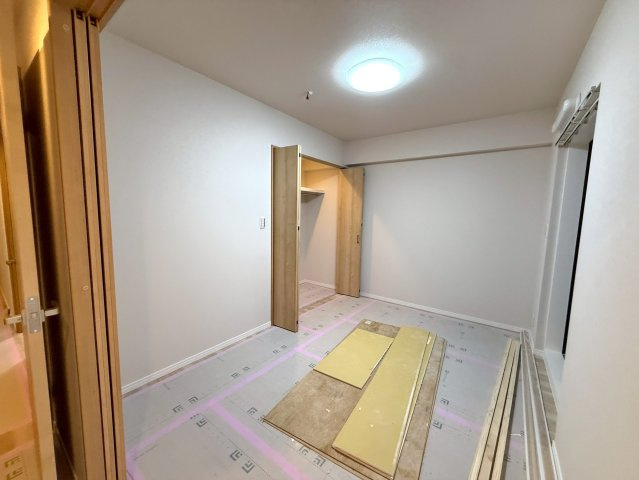 洋室5.7帖　収納付きで、お部屋がすっきり片付きます。