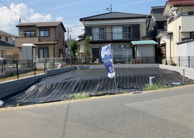 土地の面積＝住宅面積ではありません。建ぺい率の問題などで、土地のある場所によって住宅を建てられる面積は限られています。高さもしかり、「土地」という言葉の中には、建築条件も含まれると考えておきましょう。