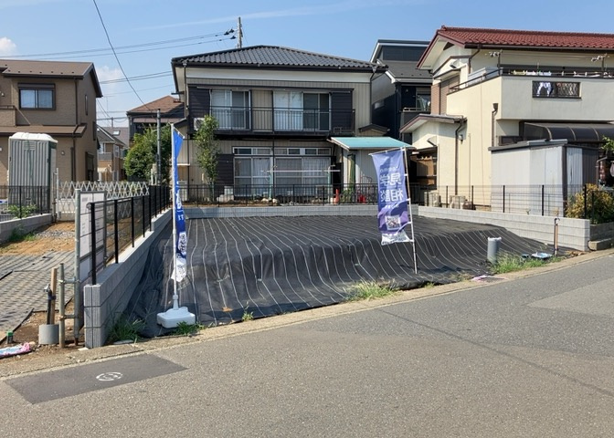 家を建てる場合、方位は要チェックです。現実的に日当たりのよい家ならばリビングは南側、建築基準法でも北側に当たる家への配慮は求められています。土地を見学に行く際は、方位磁針を持って行くようにしましょう。