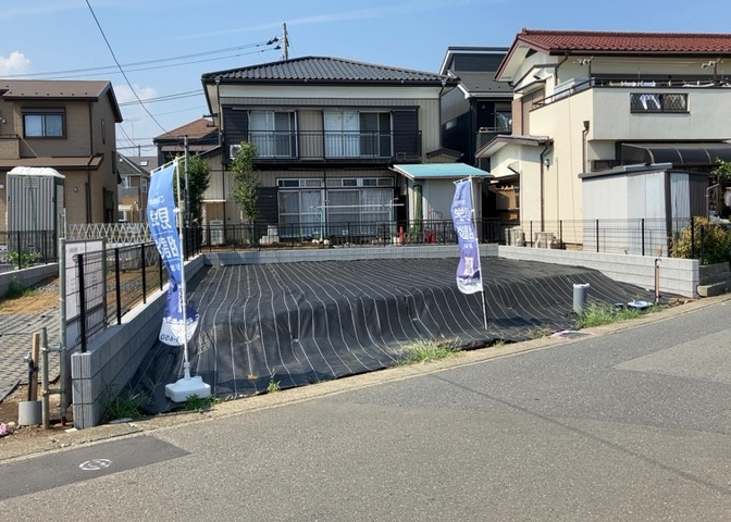 土地の前の道路に消火栓が設置されていることがあります。この場合、道路交通法第45条第1項により、駐車禁止の場所が指定されています。そのため、車庫などの駐車スペースをつくることができない場合があります。