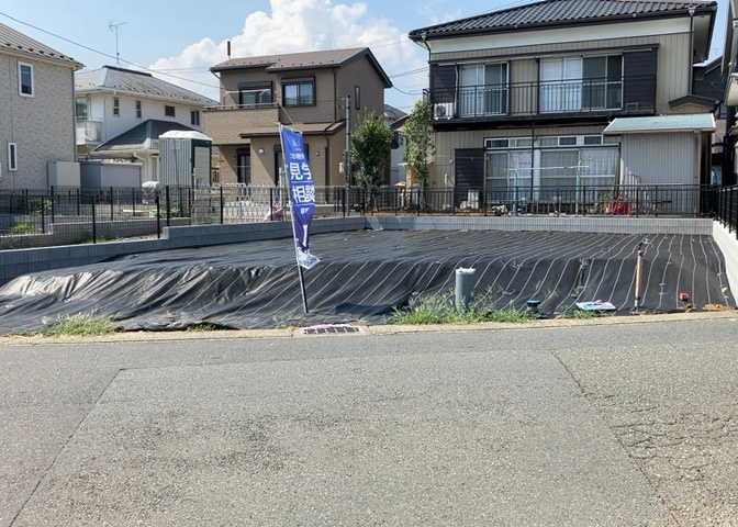 現地に行くなら、物件の周囲の地形がどうなっているかを見ることも大切です。周辺より低くなっている土地では、大雨などで水が集まりやすいため、地盤が弱くなっているということも考えられるため、注意が必要です。