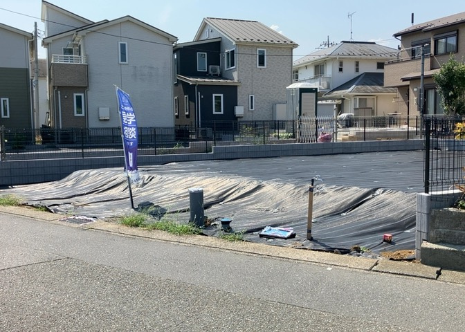 土地購入を検討されている場合、境界杭がない状態で購入してしまうと境界確定測量をする必要があり、費用がかかります。購入の前に、売主、隣土地所有者立ち合いのもと境界を確定し境界杭を設置するのがベストです。