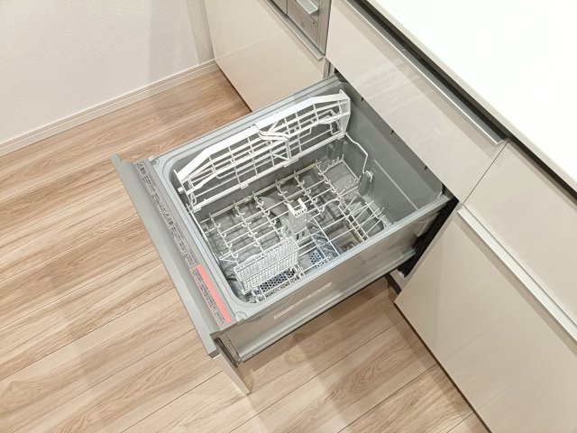 【食洗器】　手肌に優しく、家事の時短にもなる食洗機を完備。